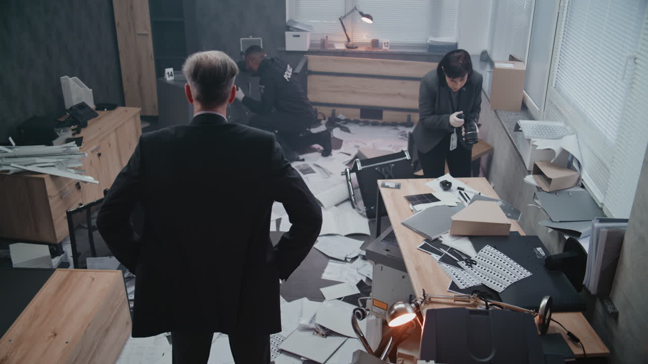 사무실에서 범죄 현장 조사
