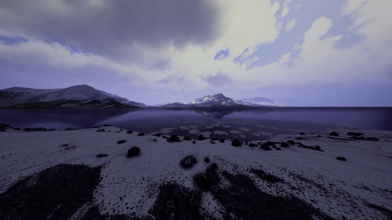 산 을 반영 하는 조용 한 물 근처 의 황혼 에 평온 한 풍경