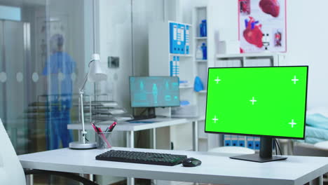 Monitor-Mit-Greenscreen-Im-Krankenhaus