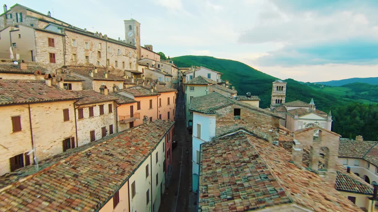 volando sobre los techos de azulejos de la ciudad de nocera umbra en la provincia de perugia, italia