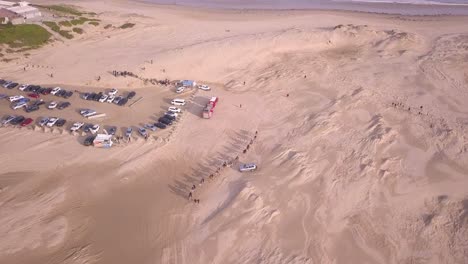 vista aérea de la atracción de paseos en camello del desierto y dunas de arena en la bahía de anna