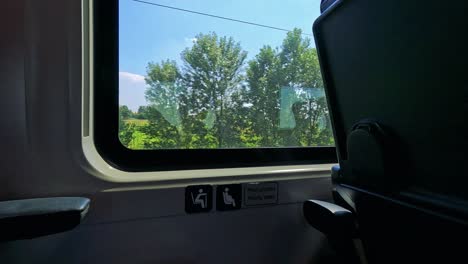 vista por la ventana del tren de los exuberantes paisajes de milán