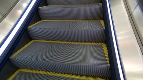 Rolltreppen-Aus-Metall-Führen-Nach-Oben