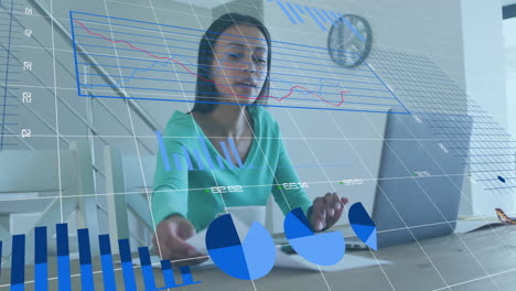 animación del procesamiento de datos financieros sobre una mujer biracial usando una computadora portátil