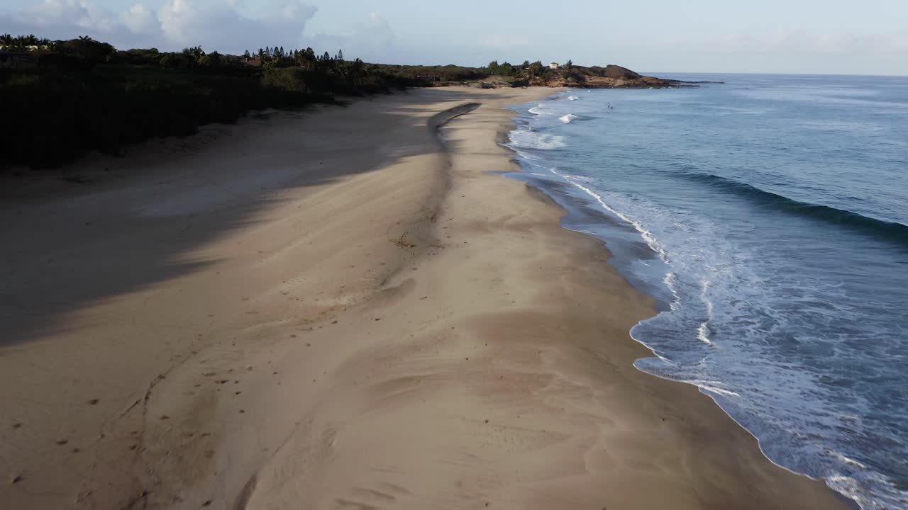 excelente toma aérea de la costa de papohaku, hawaii