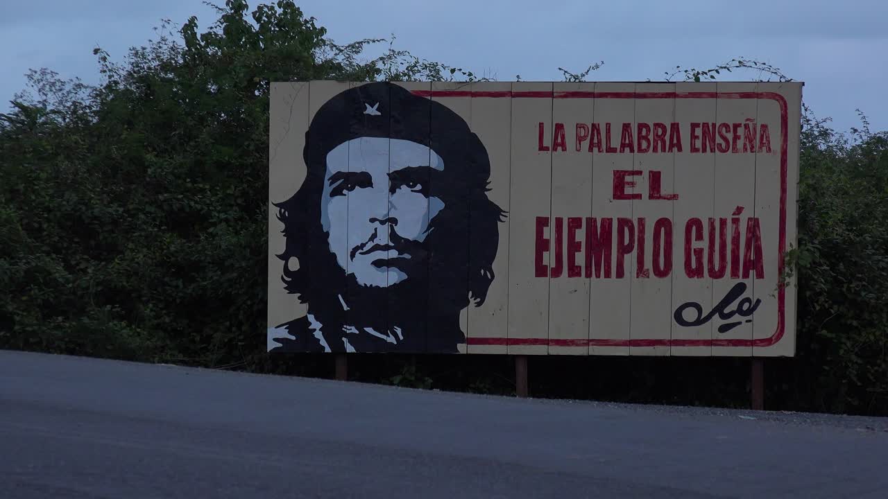 vallas publicitarias comunistas bordean una carretera en cuba