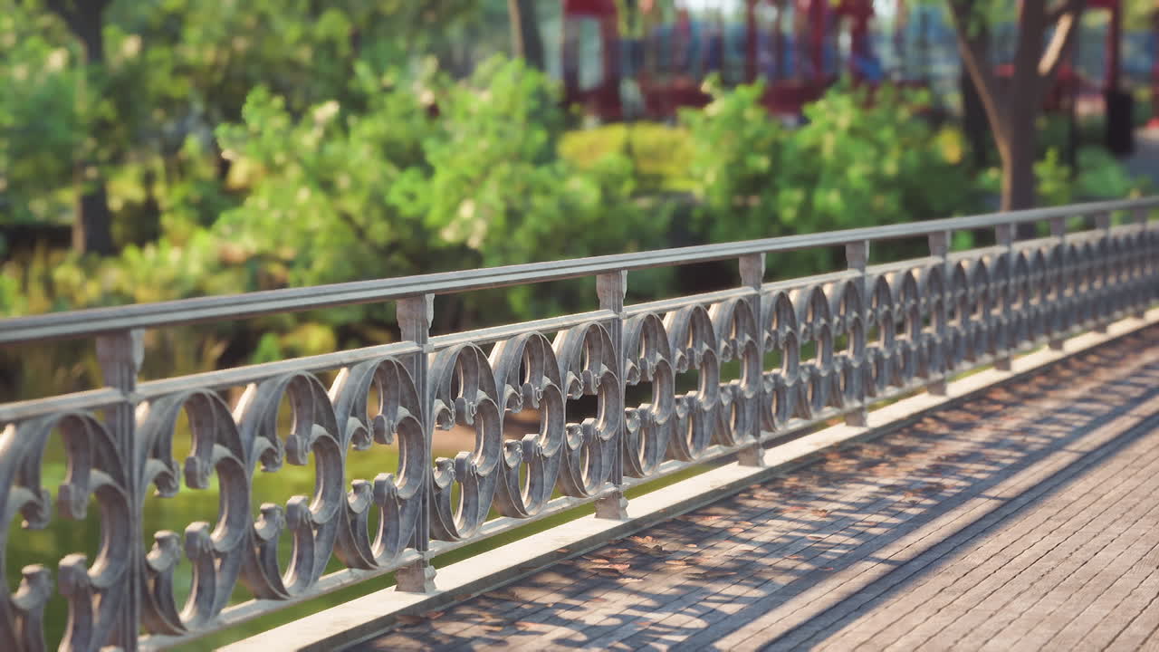 un primer plano de una barandilla de metal en un puente de madera en un parque