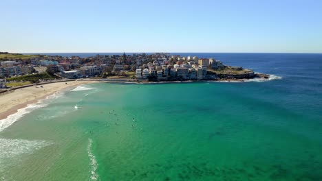 Gente-En-La-Playa-De-Bondi-Durante-El-Día-En-El-Suburbio-De-Sydney,-Nueva-Gales-Del-Sur,-Australia