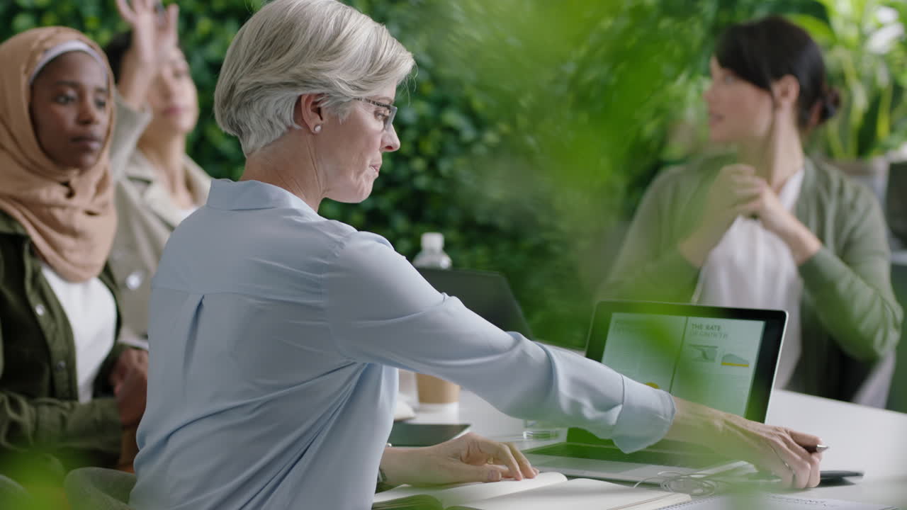 различные бизнесмены встречаются, мозговой штурм, менеджер проекта обсуждает идеи для финансовой презентации, профессиональная команда сотрудничает в офисе, планирует стратегию запуска.