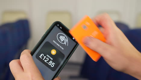 pago sin contacto en un avión de pasajeros en libras