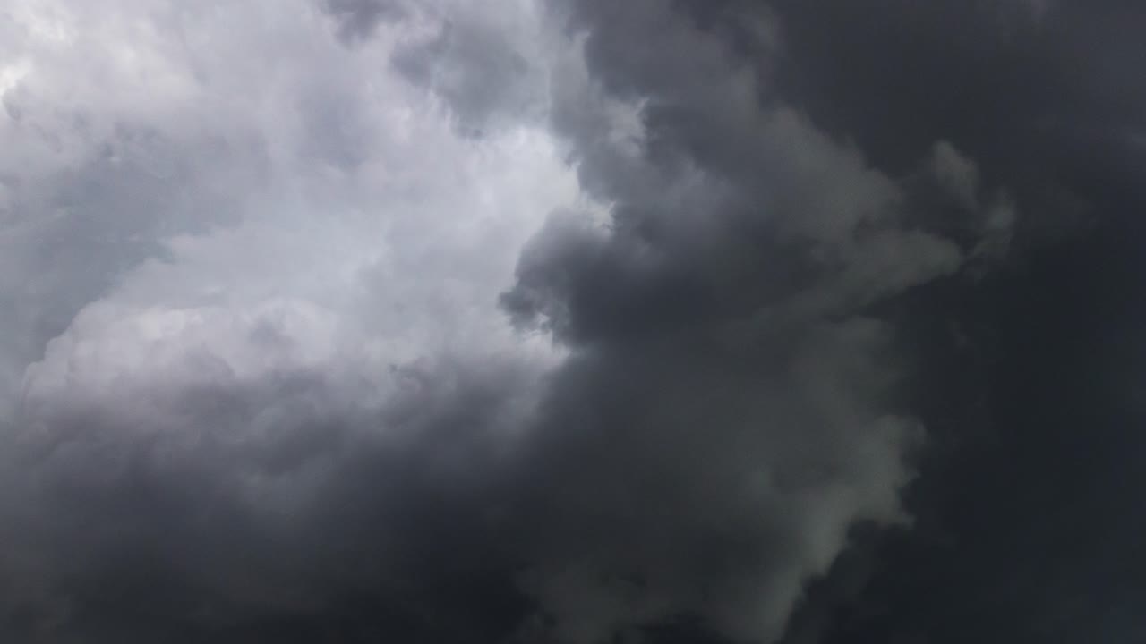 una tormenta eléctrica dentro de una espesa nube gris oscuro