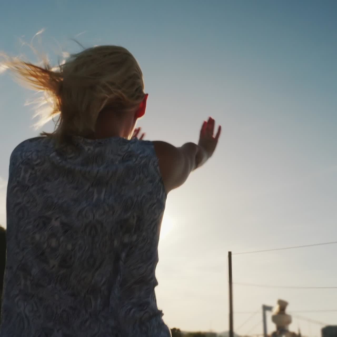bailar al sol en un barco o yate