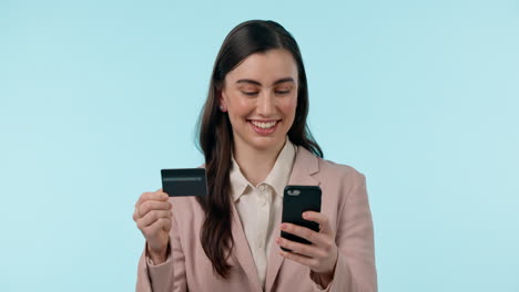 tarjeta de crédito, teléfono y mujer de negocios en línea