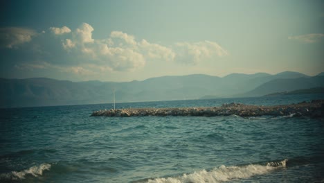 Vista-Del-Mar-De-La-Isla-Con-Un-Muelle-Y-Olas-Ventosas