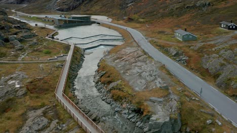 trollstigen es una carretera serpenteante de montaña y pasa en el municipio de rauma, condado de møre og romsdal, noruega