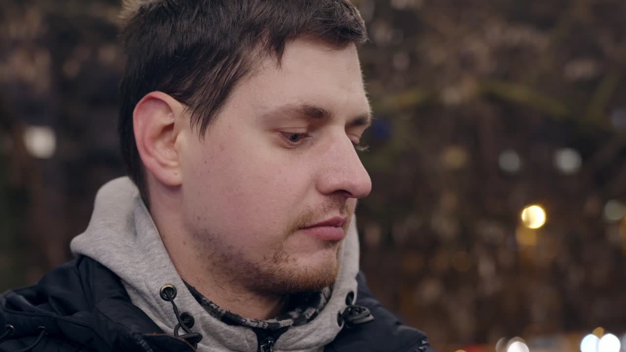 грустный и депрессивный молодой человек крупным планом с рук