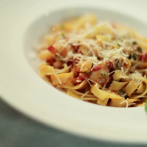 pasta con salsa de tomate y parmesán