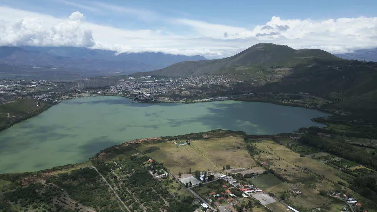 lago pastoral yahuarcocha, ibarra, ecuador, vista aérea