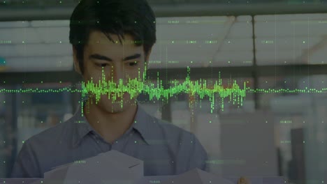 animación del procesamiento de datos financieros y estadísticas sobre empresario biracial.