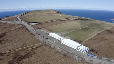 Las-Palas-De-Las-Turbinas-Eólicas-Están-Listas-Para-Su-Montaje-En-Haramsfjellet-En-Haramsøya,-En-Las-Afueras-De-Ålesund