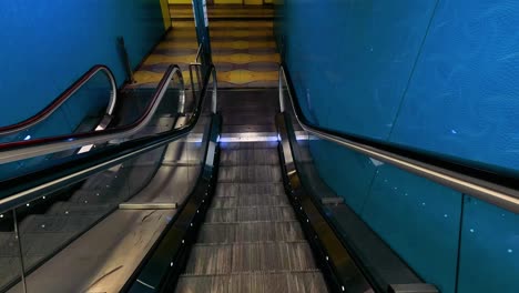 escalera mecánica descendente en la estación de metro de nápoles