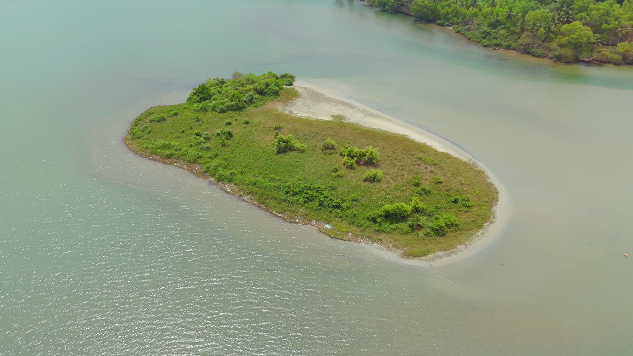pequeña isla en un lago, masa de tierra dentro de un lago