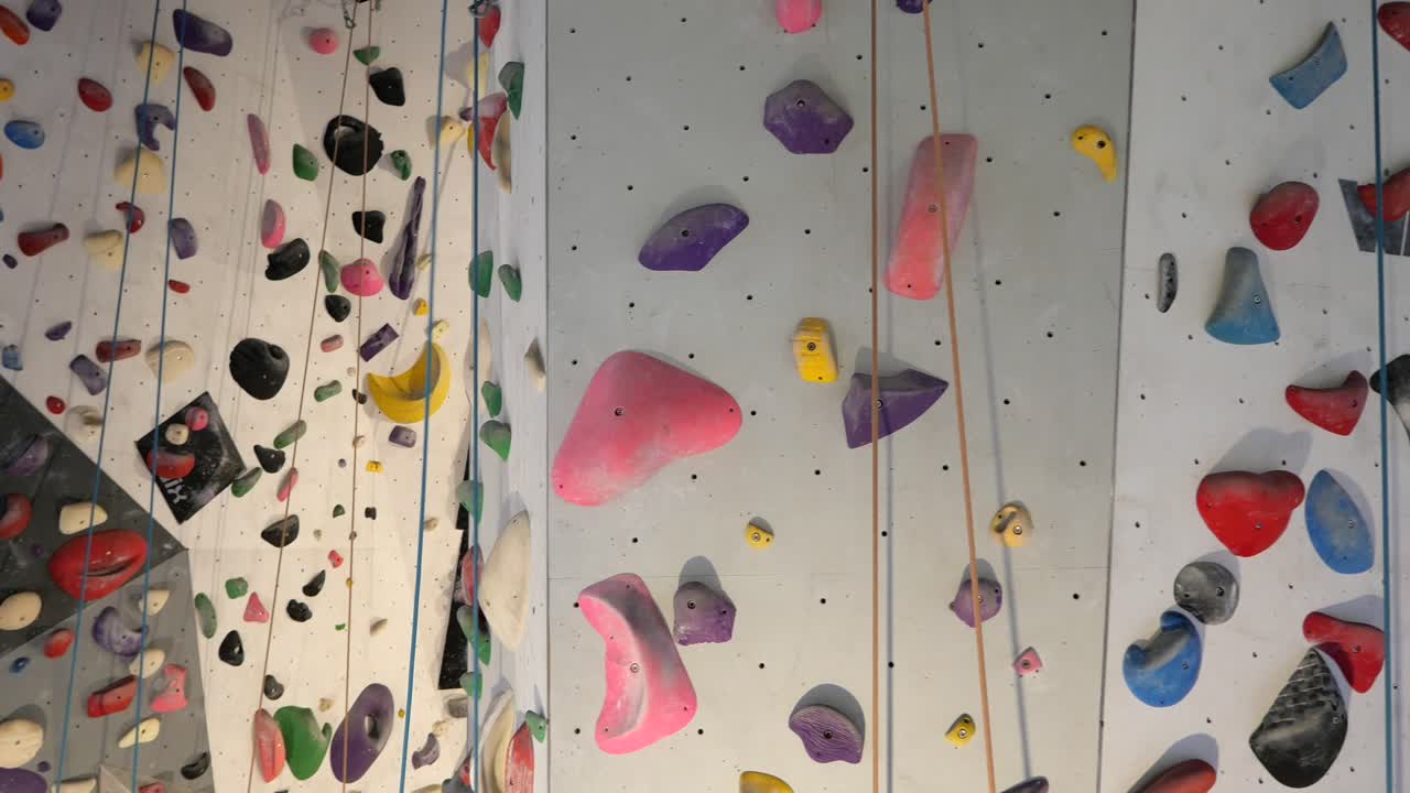 pared de escalada interior con sujetadores