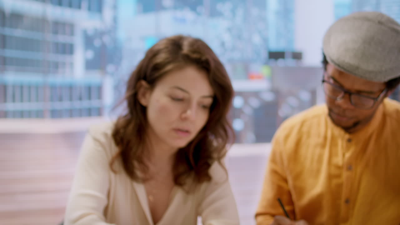 기업가와 부동산 대리인이 투자 기회를 평가합니다.