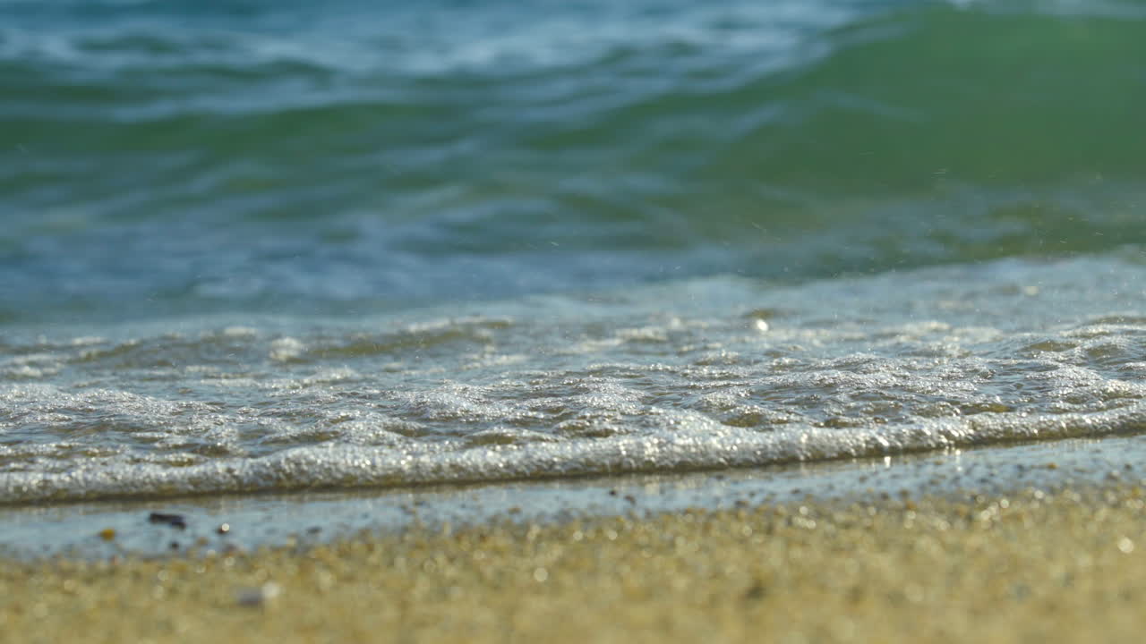 해변에 부서지는 파도