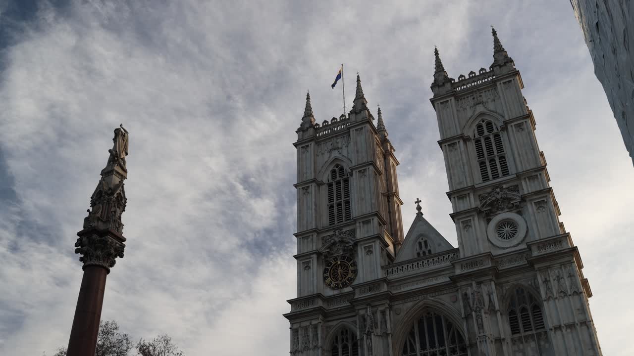 L'Abbazia di Westminster, edificio ecclesiastico reale a Londra, sotto un cielo nuvoloso e drammatico.