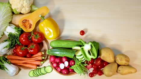 reorganización manual de verduras frescas en una superficie de madera