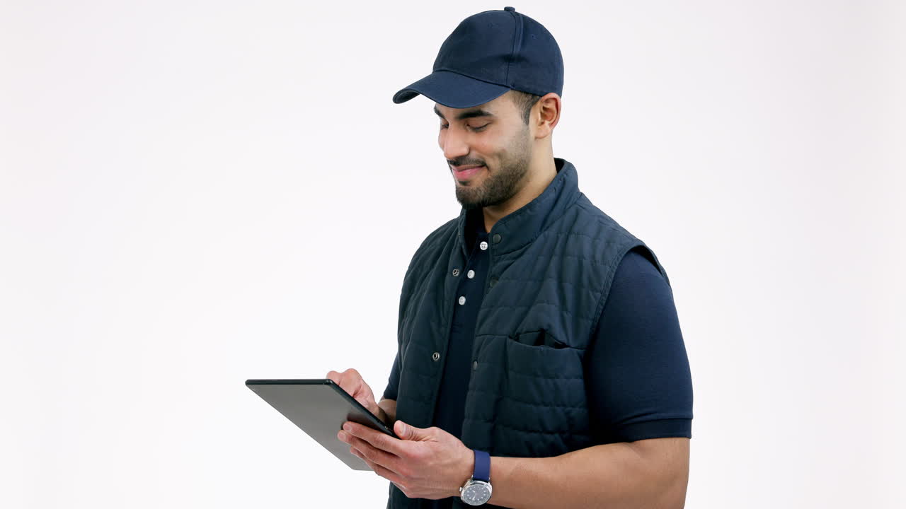 Entregador, logística e homem com tablet