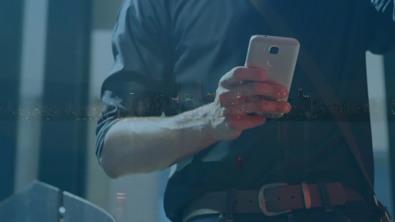 animación de un hombre usando un teléfono inteligente sobre el paisaje urbano
