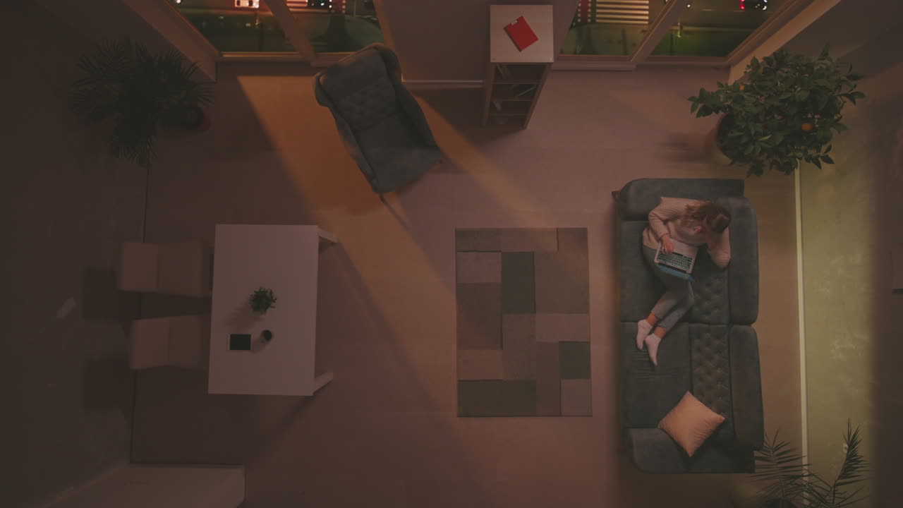 저녁에 아파트에서 혼자 있는 여자