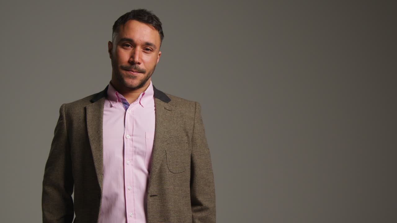 슈트 를 입은 미소 짓는 남자 의 초상화