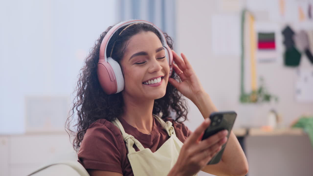 Donna che ascolta musica con le cuffie