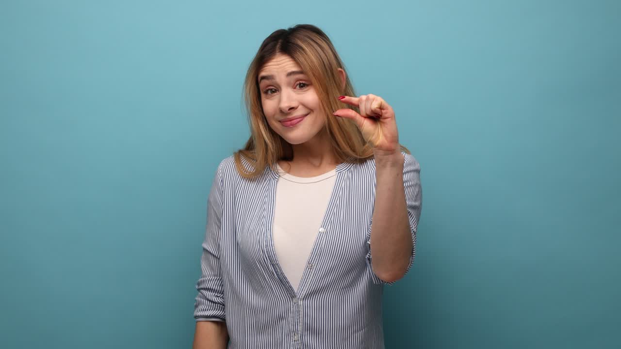 mujer mostrando tamaño pequeño con sus dedos, escéptico sobre el tamaño de centímetro pulgada, escala de medición.