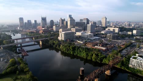 Langsamer-Luftabzug-Von-Der-Skyline-Von-Nashville,-Tennessee,-über-Den-Cumberland-River