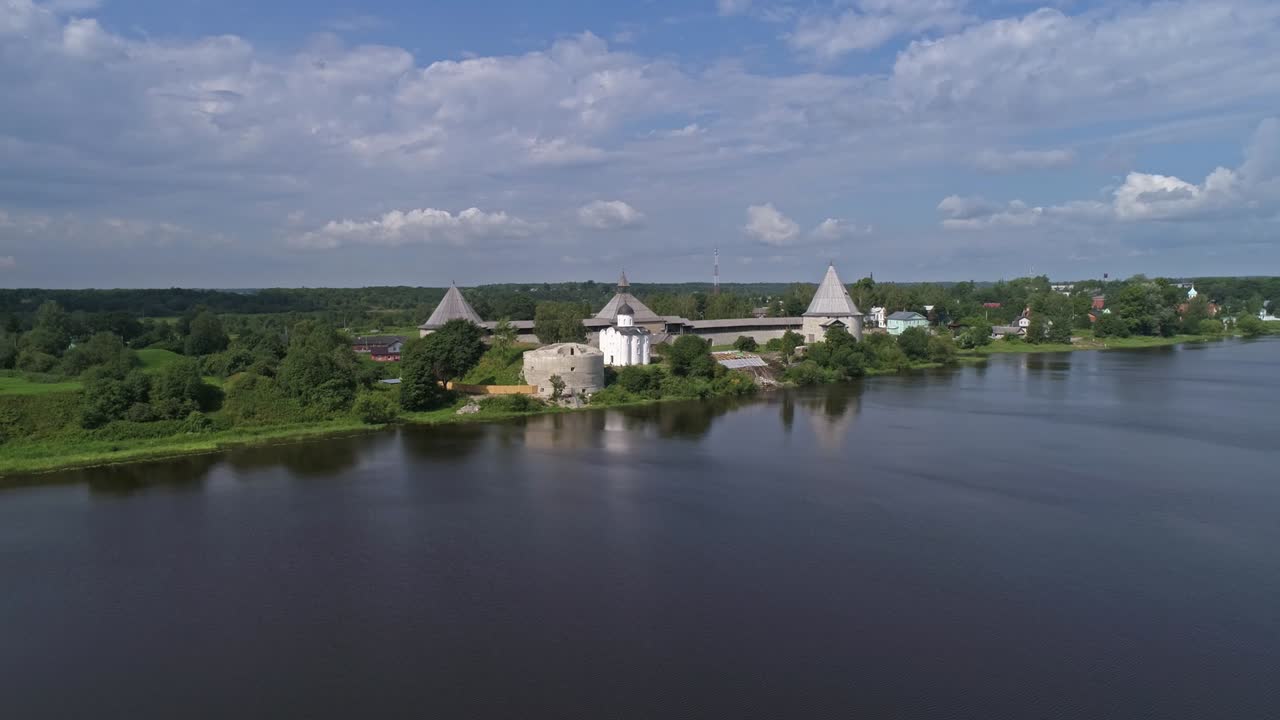 러시아의 스타라야 라도가 요새를 둘러싼 비행