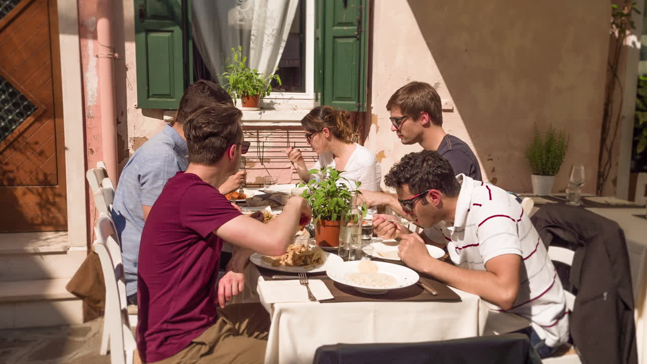 야외 카페 에서 점심 을 즐기는 친구 들 의 그룹