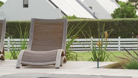 Casa-Con-Paneles-Solares-Y-Piscina-En-El-Jardín-En-Un-Día-Soleado.