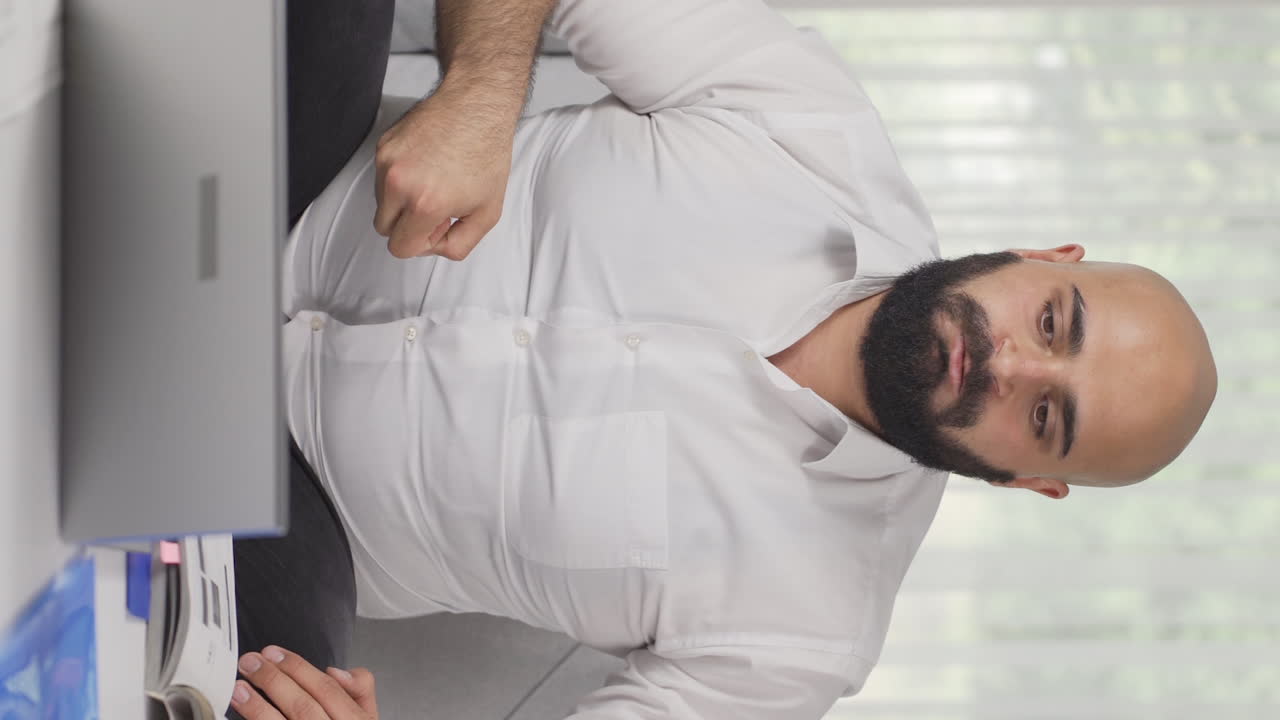 el hombre es agresivo y adicto a la violencia.