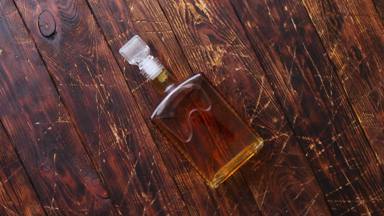 botella de whisky en la mesa de madera
