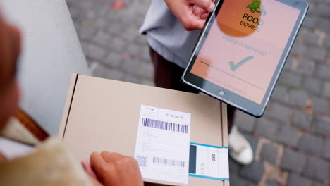 hombre de entrega, tableta y mujer con caja