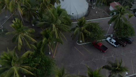 volando sobre el estacionamiento de gran festivall resort todo incluido hacia la playa de miramar en manzanillo, colima, méxico