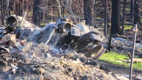 Restos-De-Motocicletas-Quemadas-Sobre-Cenizas-Humeantes-Y-Escombros-En-El-Bosque