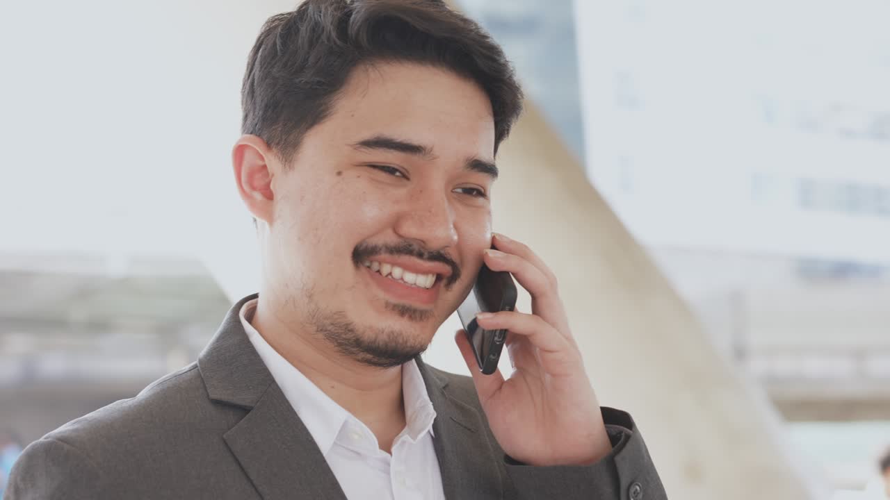 느린 동작 장면 성인 중동 사업가 스마트폰을 사용하여 파트너 또는 동료와 전화하고 대화하여 라이프 스타일 비즈니스 개념에 대한 조언과 상담을하십시오.