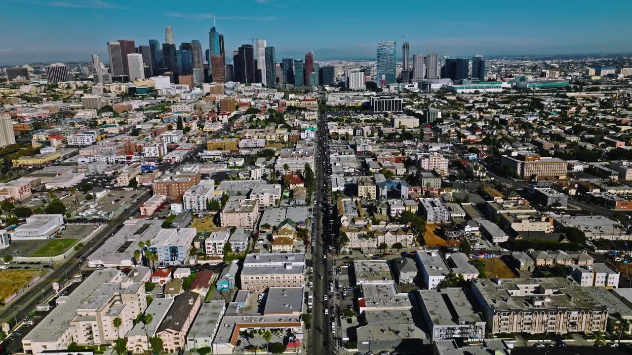 Streets with traffic, houses and trees, Los Angeles suburbs, in California, USA