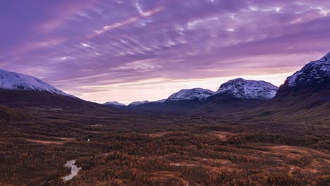 Surreale-Violette-Wolken,-Die-über-Dem-Tal-Des-Flusses-Storelva-Wirbeln