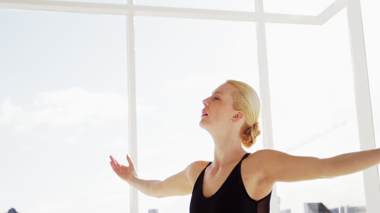 bailarina realizando un ejercicio de estiramiento